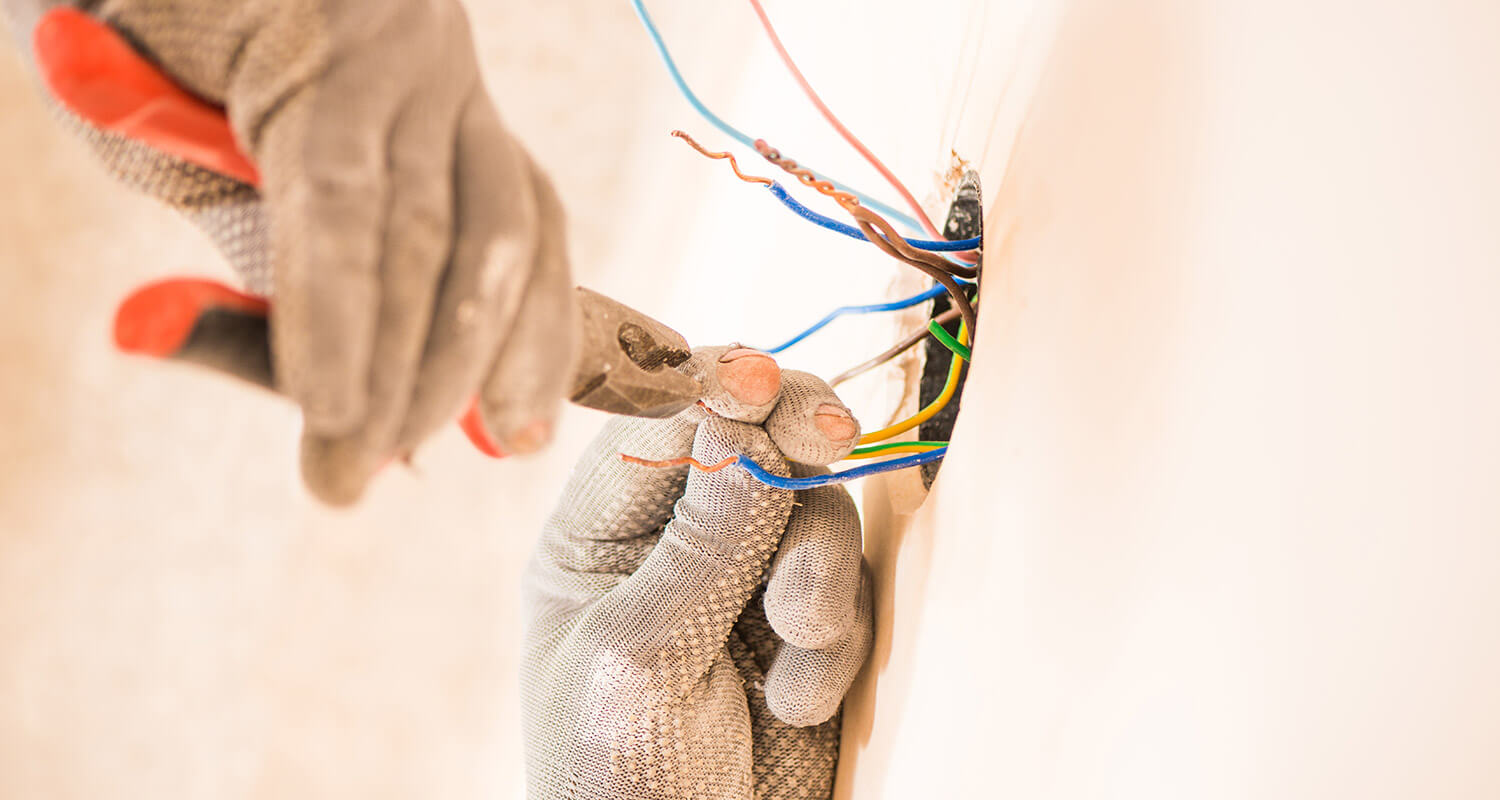 electricista trabajando con cables