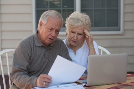 Pareja senior estresado por fraude