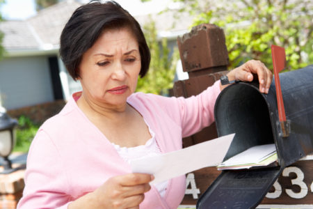 dama leyendo en la carta de irs