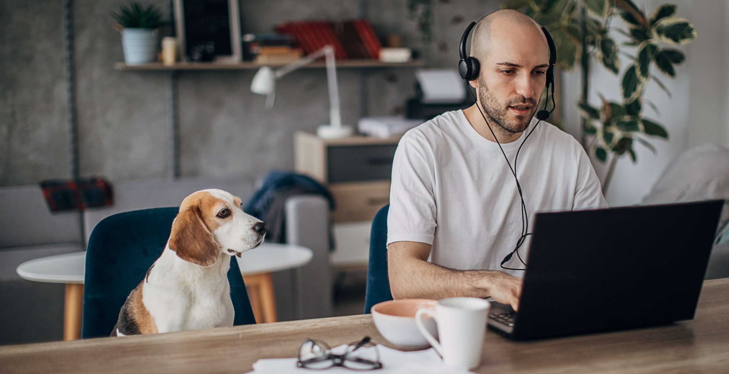 hombre trabajando desde casa