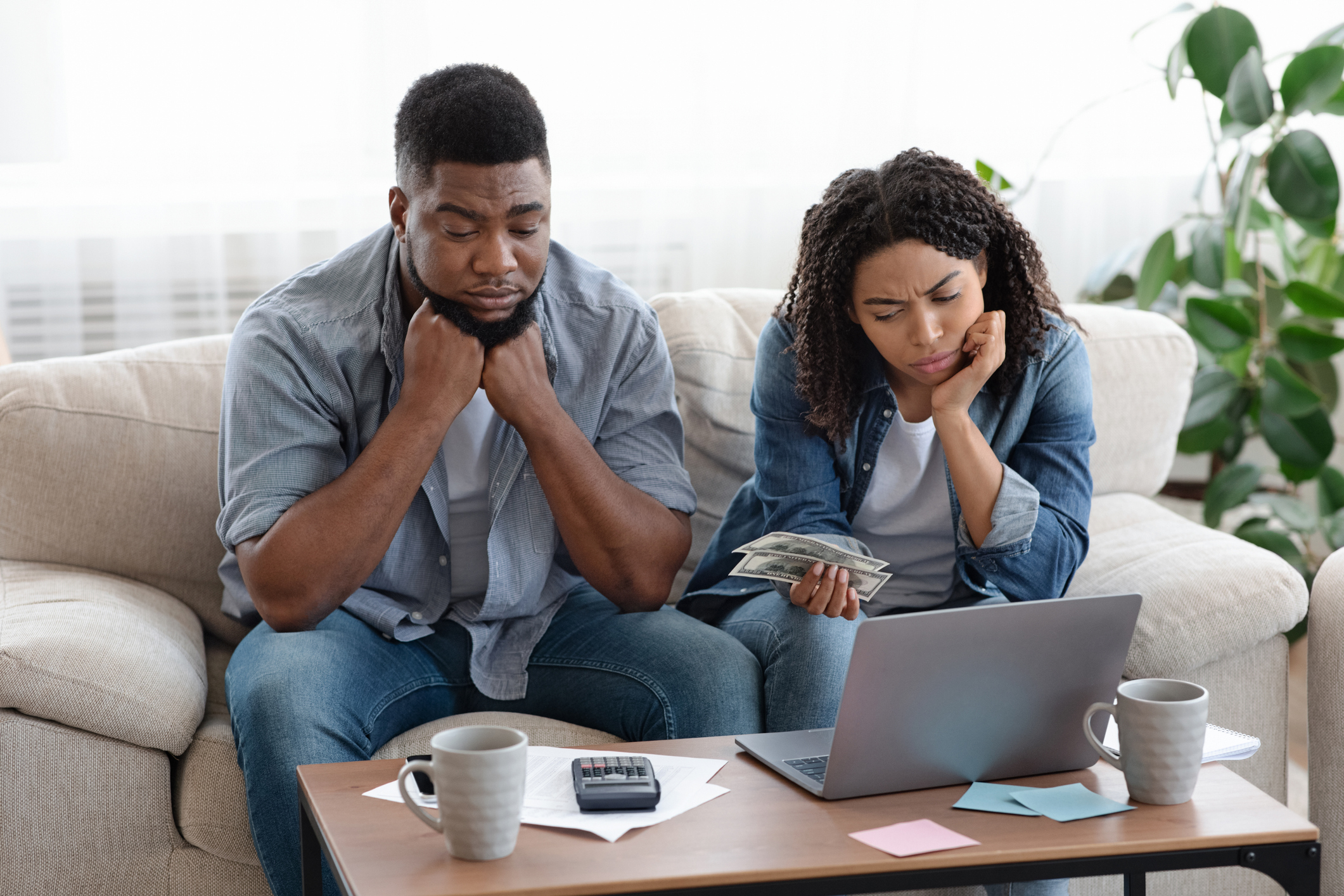 pareja con dificultades financieras irs