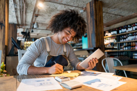 propietario de una pequeña empresa aprendiendo sobre los impuestos de fin de año