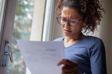 dama leyendo en la carta de irs