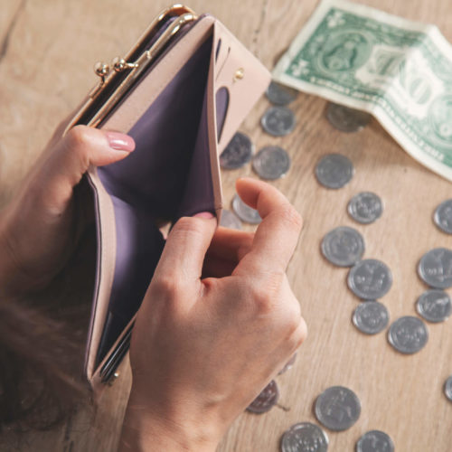 cambio que cae de la billetera