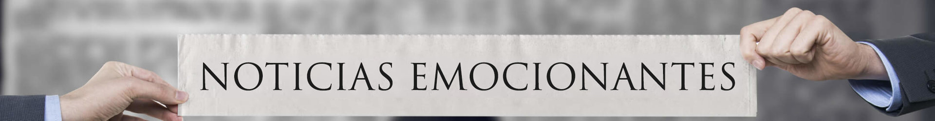 hombre sosteniendo cartel - noticias emocionantes