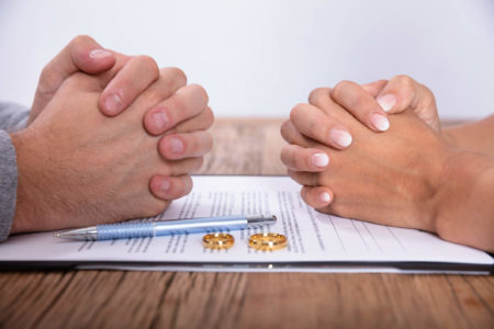 las manos de las parejas se aprietan discutiendo el divorcio y los impuestos