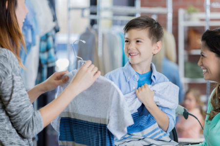 niños de compras durante las vacaciones de impuestos sobre las ventas de agosto