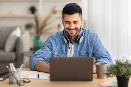 man working on his independent contractor taxes