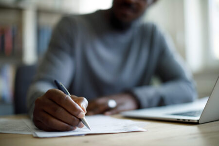 hombre trabajando en un escritorio preguntándose qué pasa si no declara impuestos