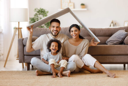 familia feliz en casa nueva - impuestos estatales sobre la renta