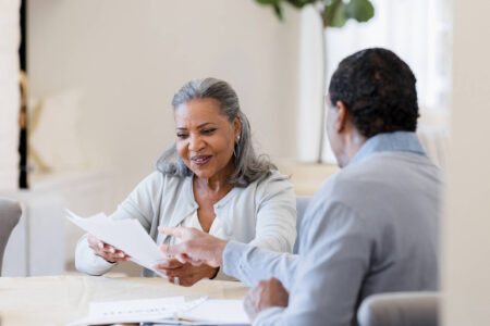 Mujer feliz con su negociación fiscal del IRS