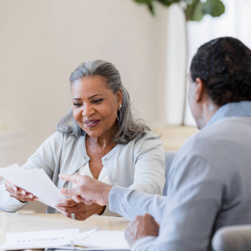 Mujer feliz con su negociación fiscal del IRS