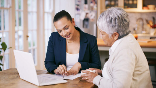 Dos mujeres discutiendo un acuerdo de impuestos del IRS