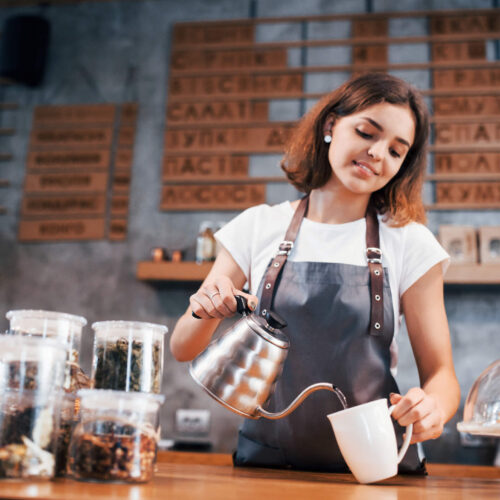 Los adolescentes y los impuestos - joven sirviendo café