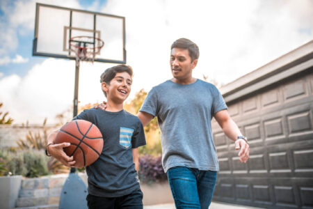 Padre e hijo jugando baloncesto
