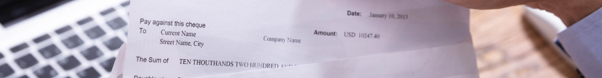 Persona que mira su cheque de pago y se pregunta qué impuestos se le dedujeron.