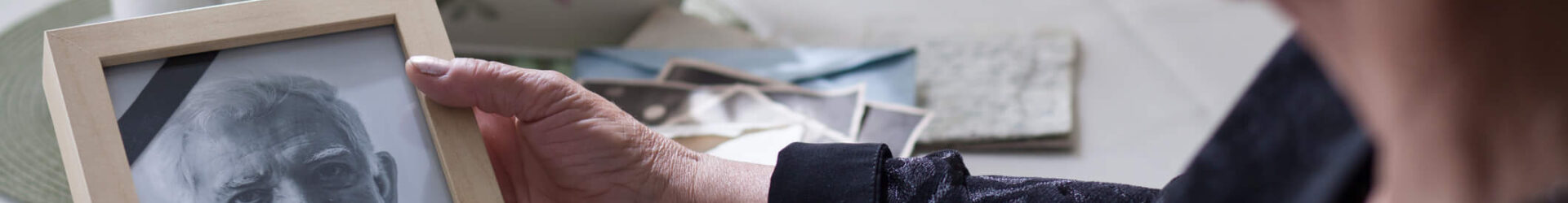 Mujer preocupada por la pena de la viuda