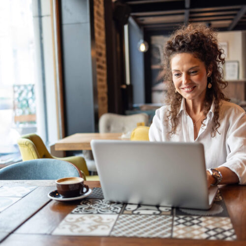 freelance trabajando en impuestos